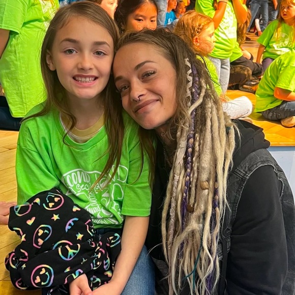 Meet your Posher, Danielle - Picture 2 of 3